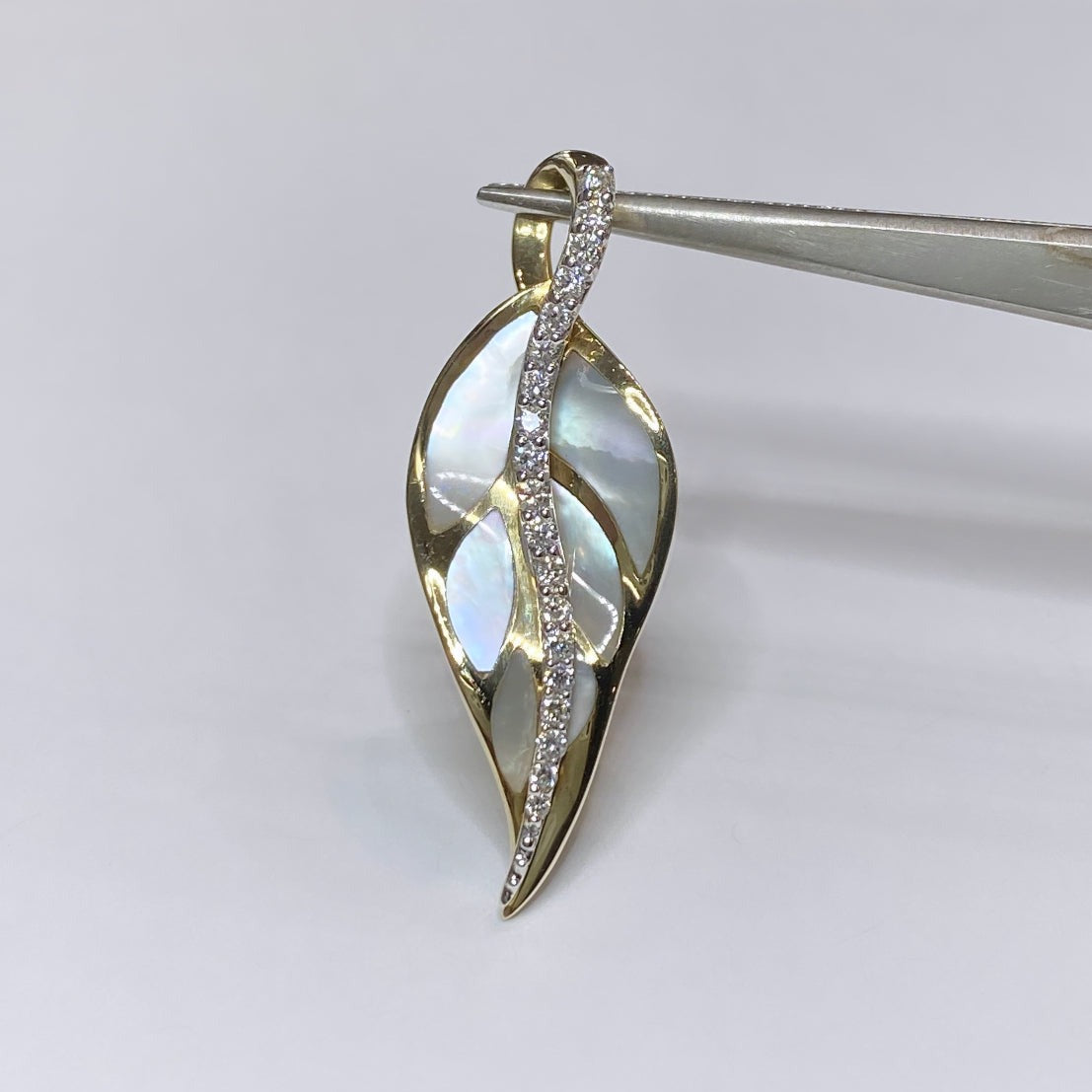 Na Hoku Maile Leaf Diamond Pendant 14k
