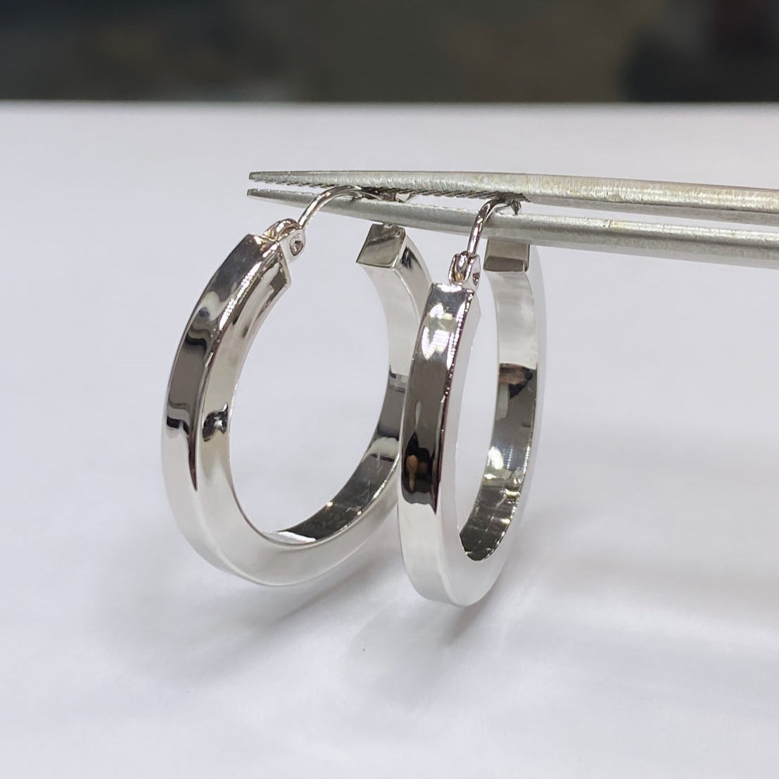 14k Glossy Medium Hoop Earrings