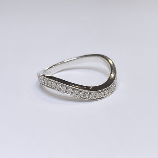 18k Wavy Diamond Band Milgrain Edge